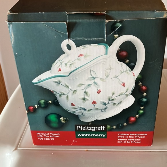 Pflaltzgraff Holiday Winterberry Personal Teapot Brand new w/box Approx 8” w/lid - Picture 1 of 13